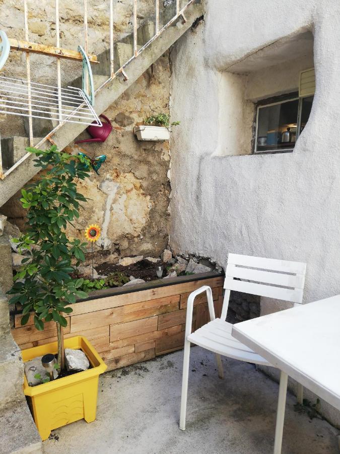 Charmant Appartement En Centre-Ville Medieval Gigean Exterior photo